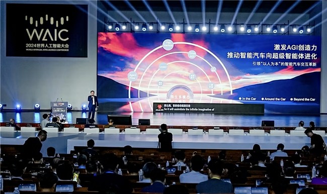 多模態(tài)大模型引領(lǐng)「以人為本」的智能汽車交互革新，商湯絕影亮相WAIC 2024